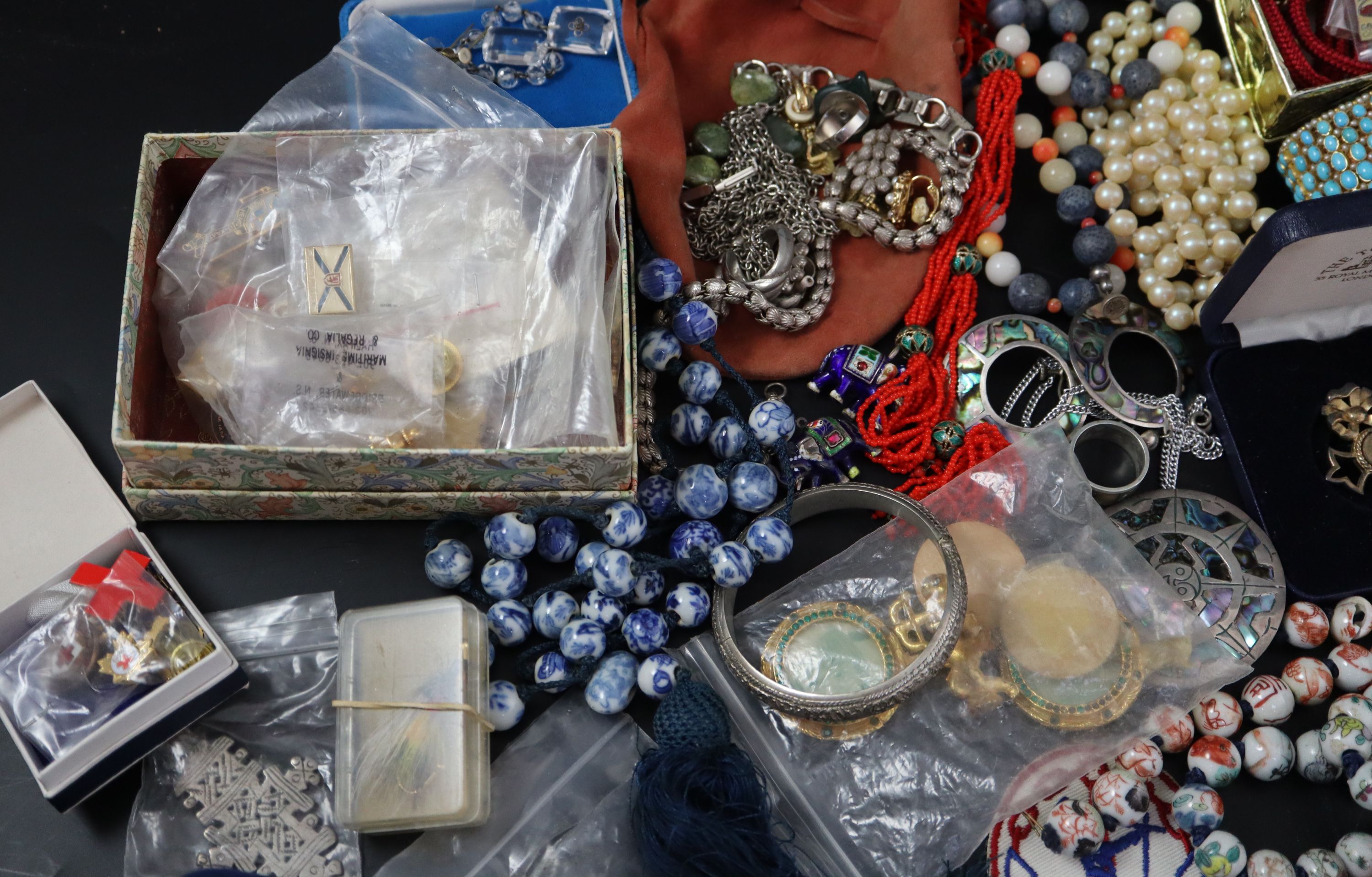 A quantity of assorted costume jewellery and other items.